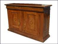 Credenza due porte con intarsio ruota del Dharma