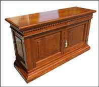 Credenza classica con cassetti intagliati