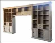Particolare libreria a ponte con ante scorrevoli