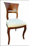 Elegante sedia con gamba intagliata
