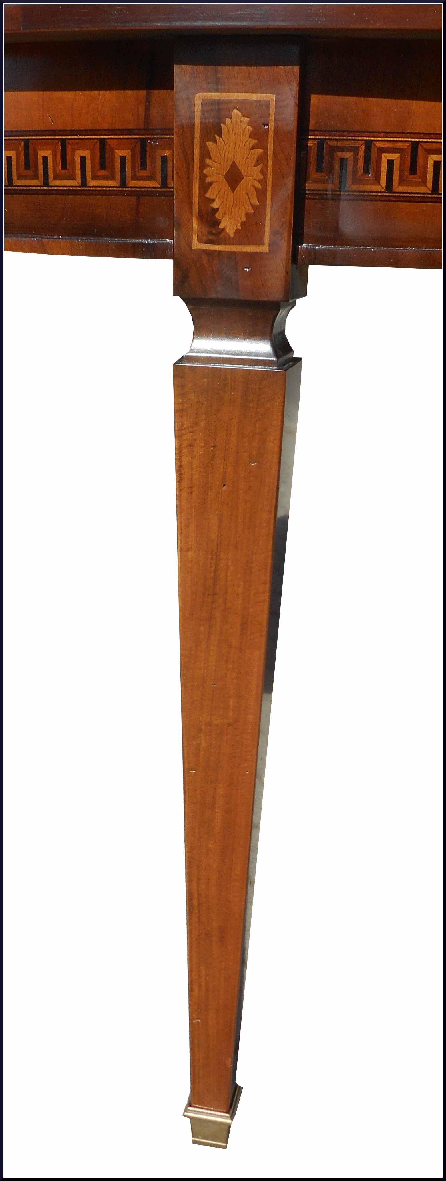 Tavolo ovale classico con piano intarsiato