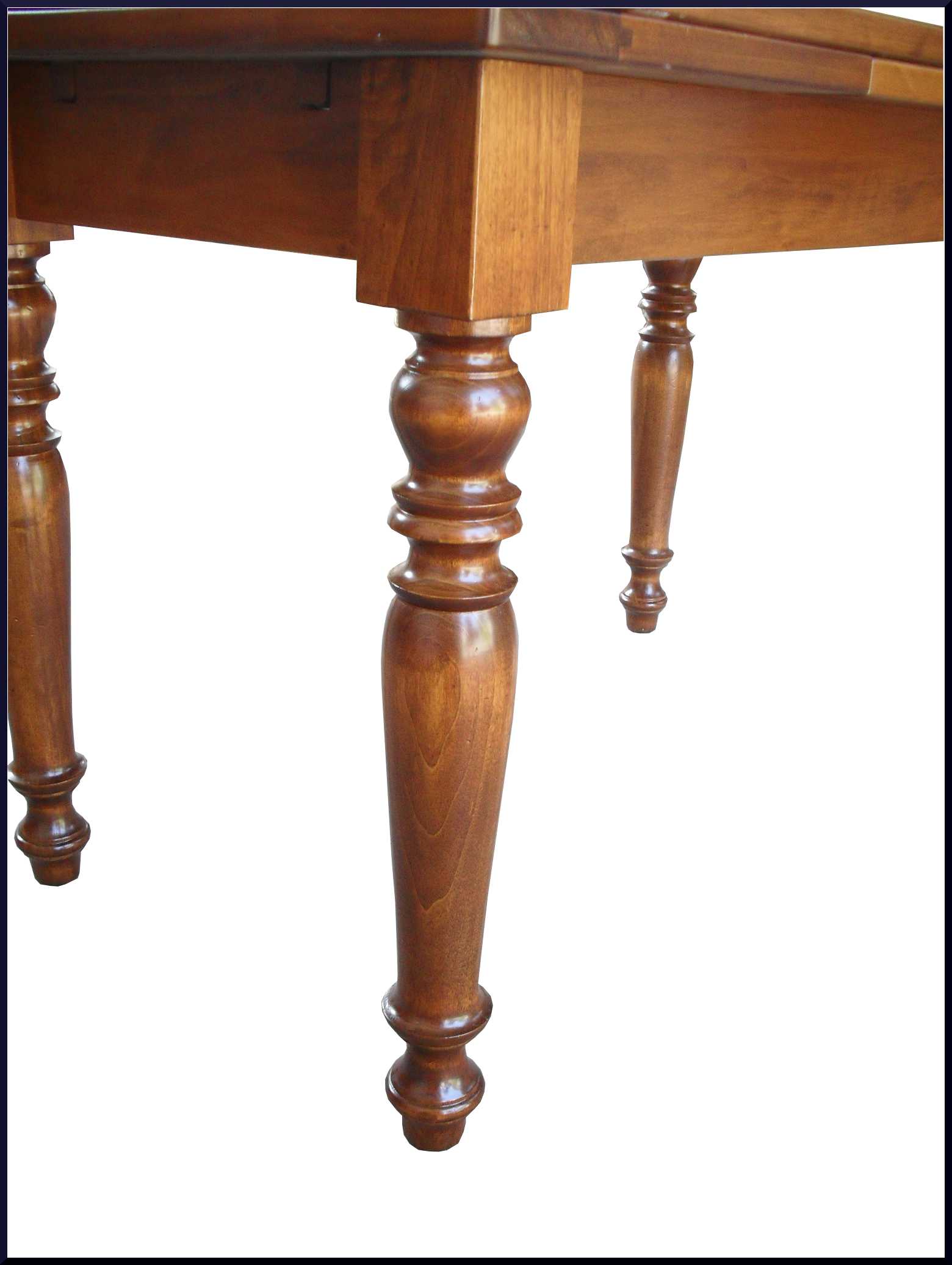 Tavolo classico in legno massello  con intarsio