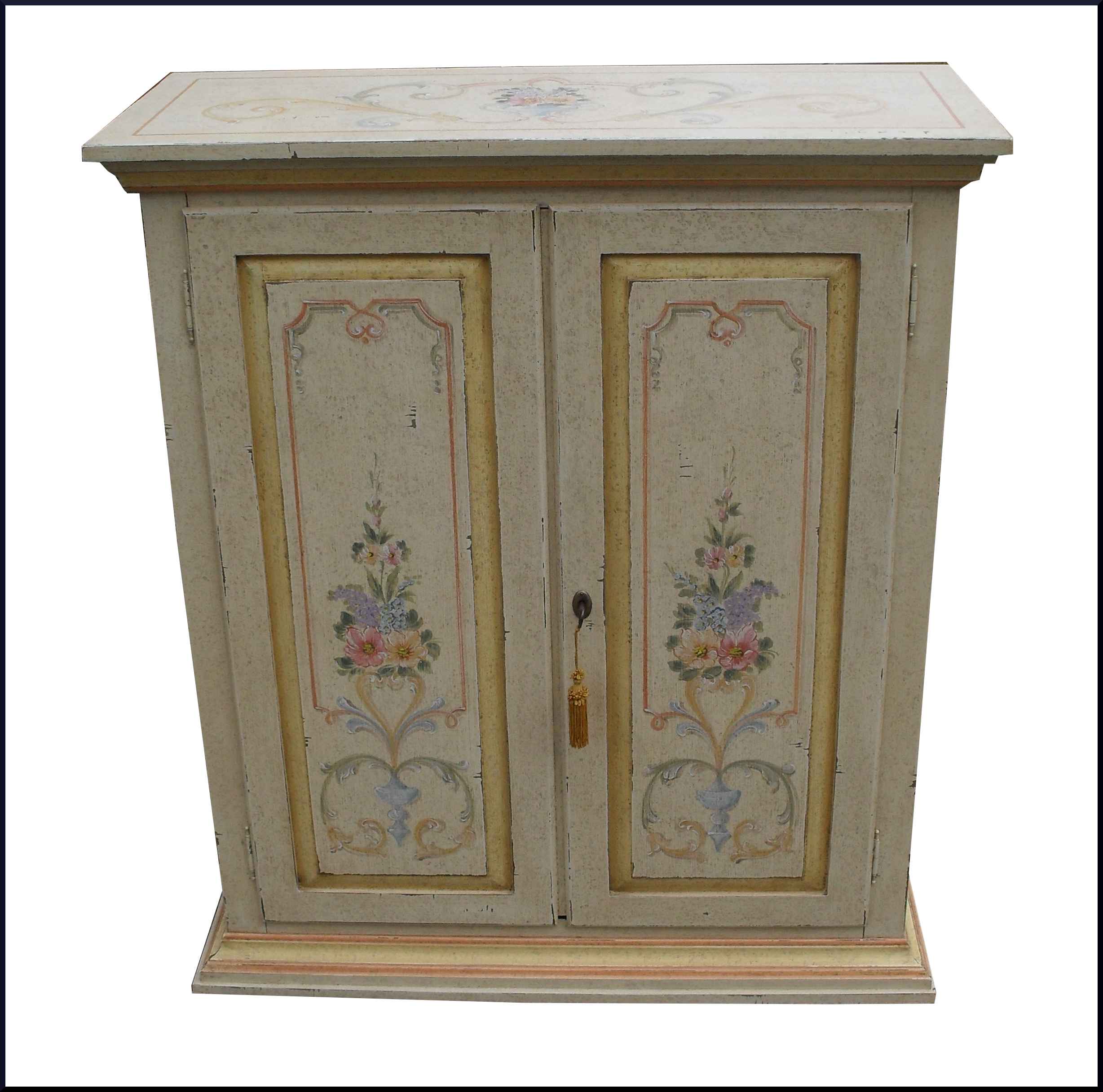 Credenza bassa a due cassetti e due ante prodotta mano in legno di tiglio.