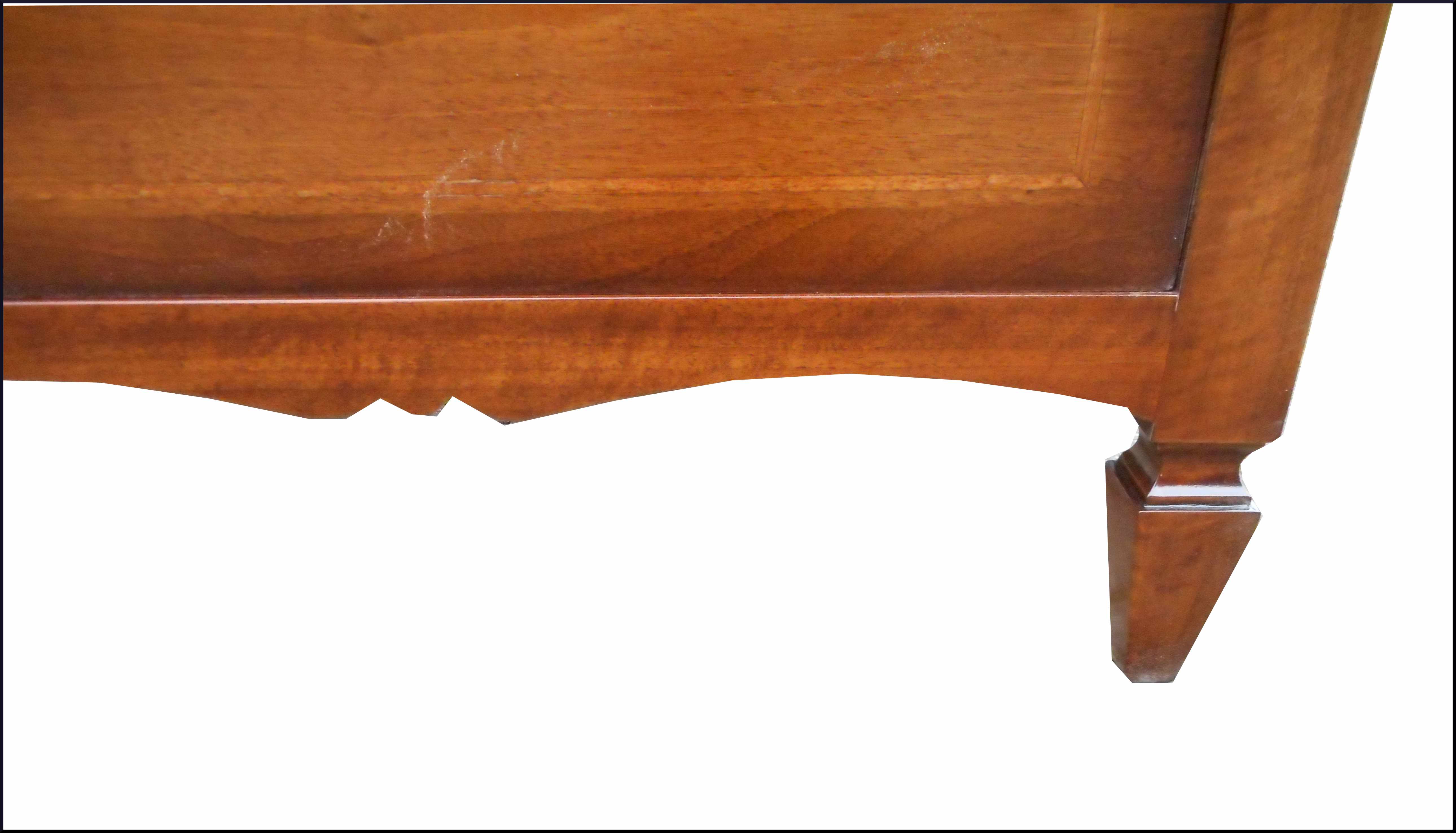 Cassettiera classica con base sagomata