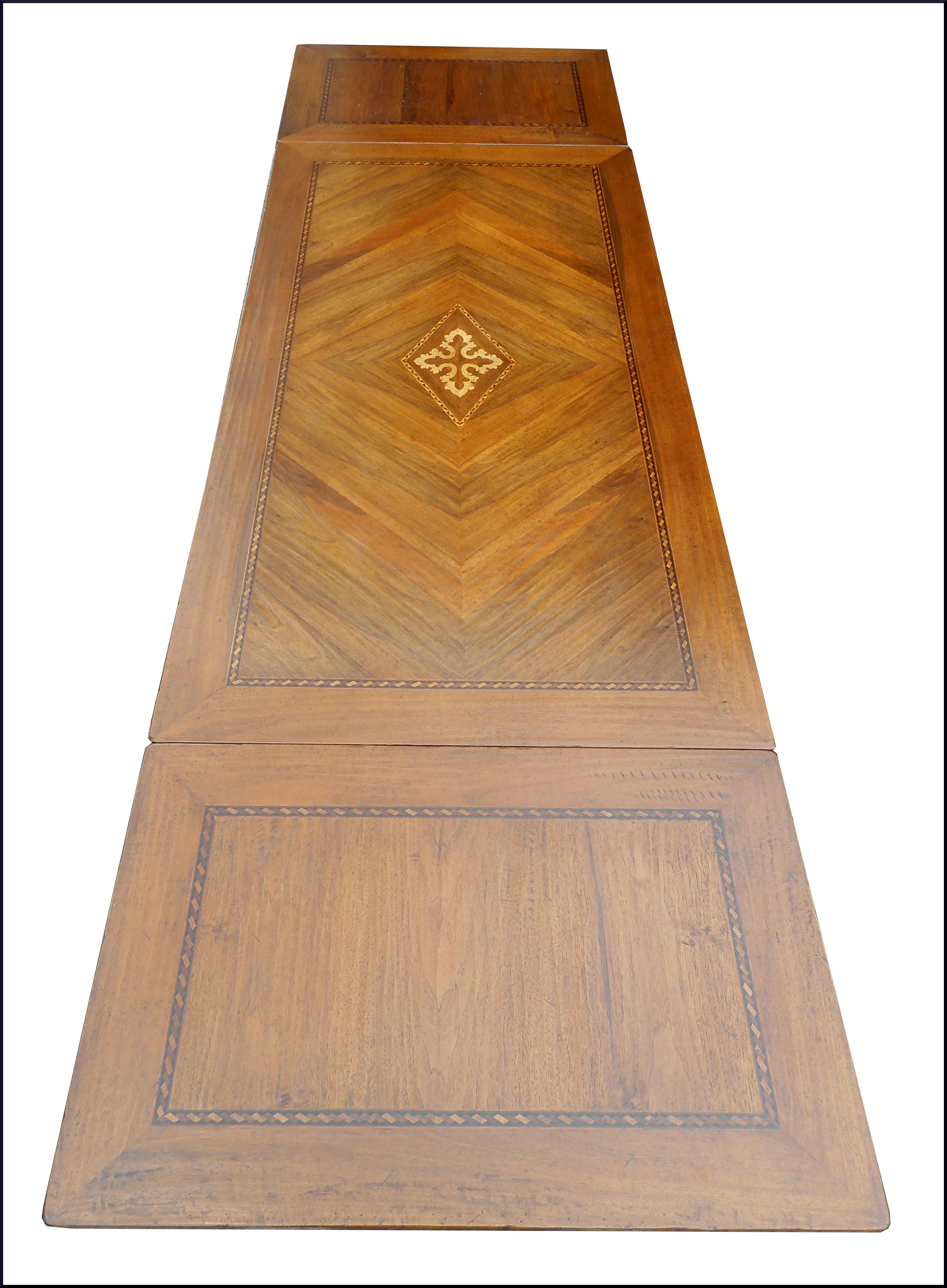 Tavolo in stile antico con intarsio