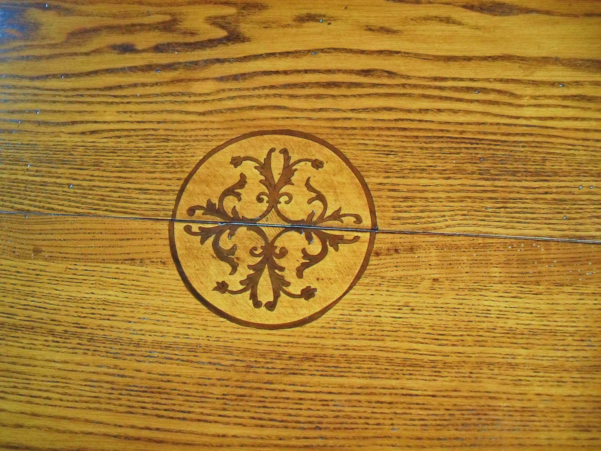 Tavolo consolle allungabile a bandelle con intarsi